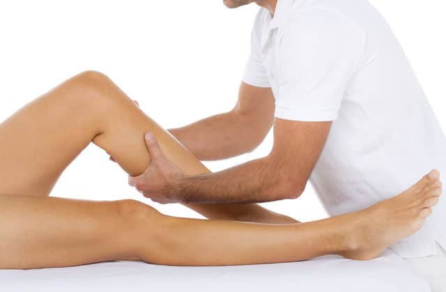 Massage du mollet par un spécialiste