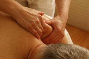 Un massage de l'épaule soulagera votre douleur