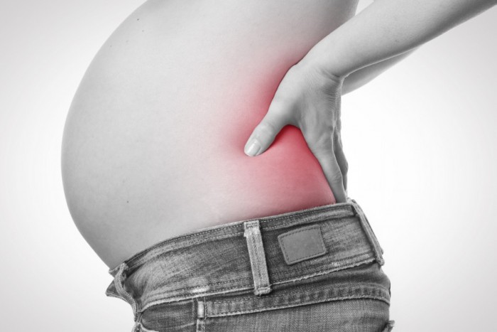 femme enceinte et ostéopathe : votre mal de dos peut s'apaiser.